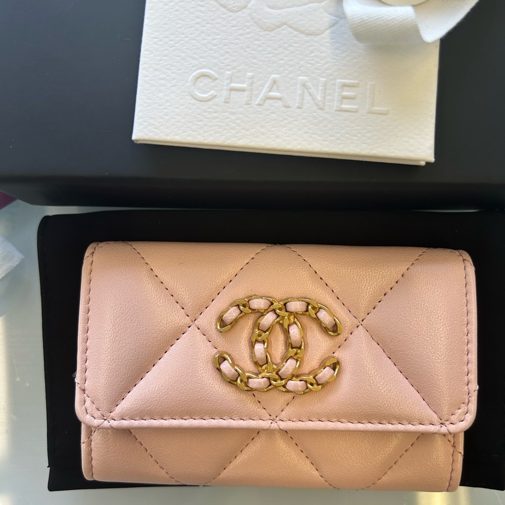 Chanel 19 Flap Card Holder (like new)